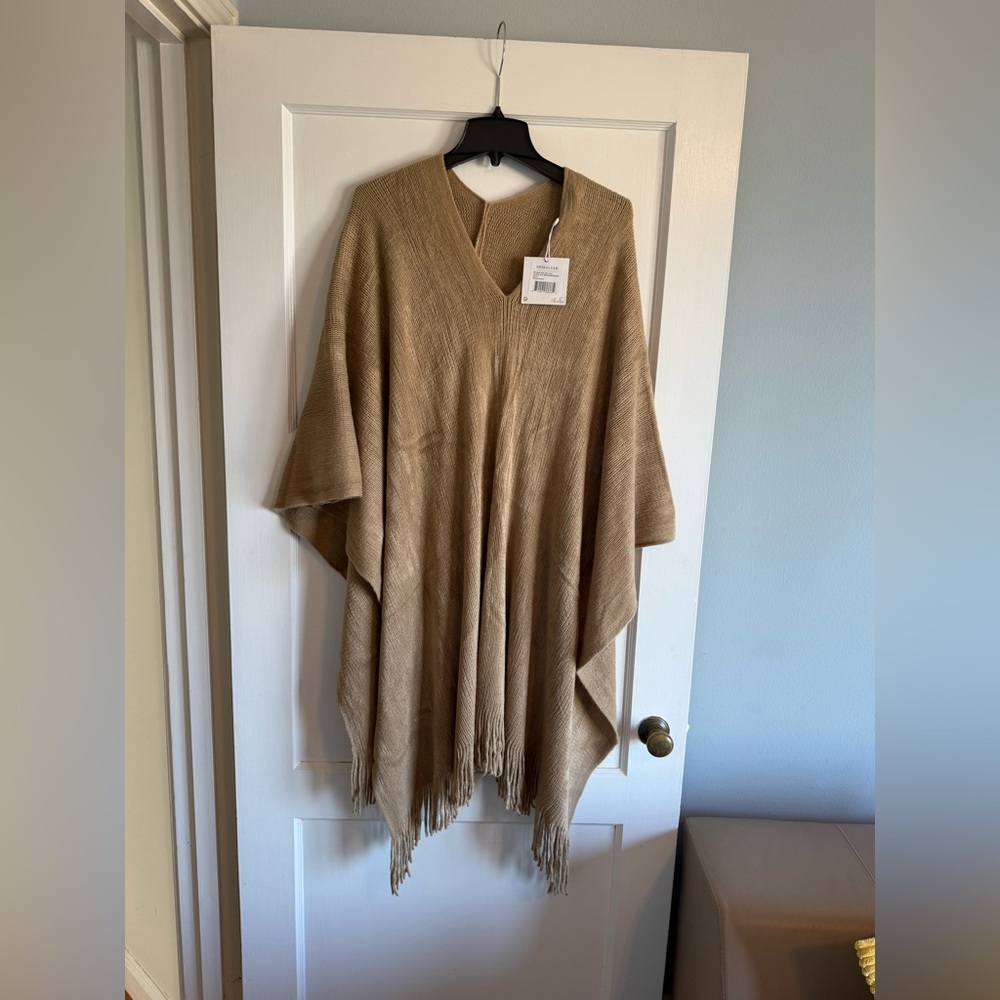 Shiraleah poncho, one size.